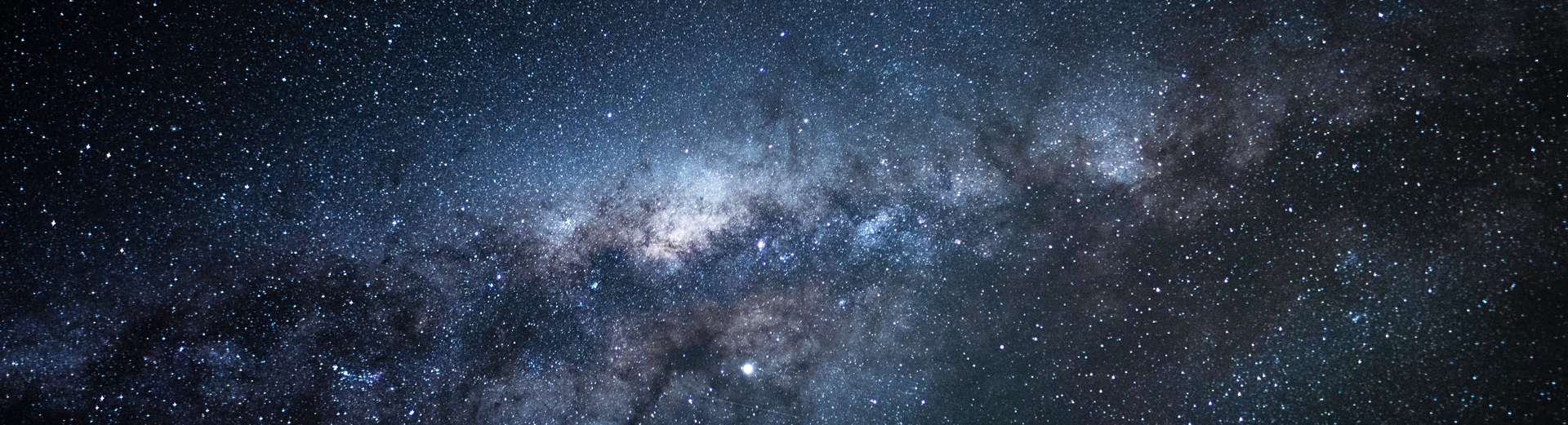 Stjernehimmel med melkeveien som lyser klart og fylt av utallige stjerner