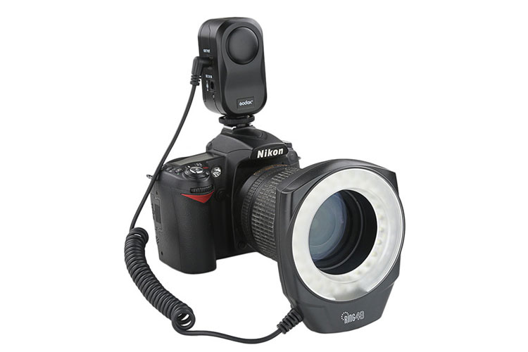 Speilreflekskamera fra Nikon med tilkoblet makro-ringblits og trådløs blitsutløser