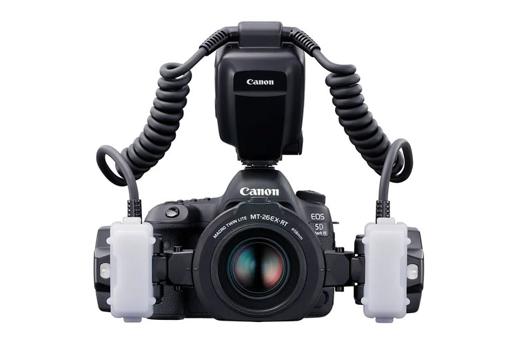 Canon EOS 5D Mark IV med makroblits MT-26EX-RT tilkoblet