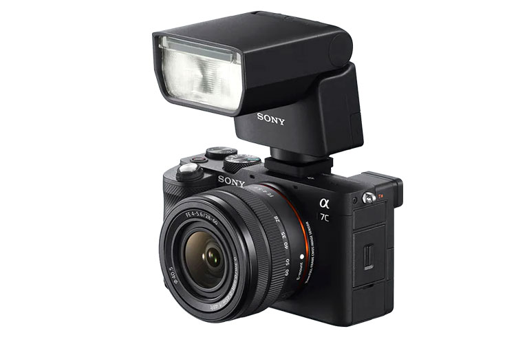 Kompakt systemkamera fra Sony med festet ekstern blits og standard linse