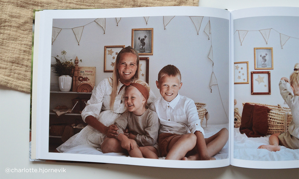 Fotobok-side med bilde av familie