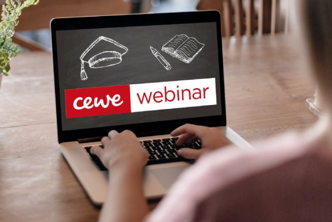 En person bruker en bærbar datamaskin med CEWE-webinar på skjermen, sammen med ikoner av en caps, en bok og en blyant En person bruker en bærbar datamaskin med CEWE-webinar på skjermen, sammen med ikoner av en caps, en bok og en blyant