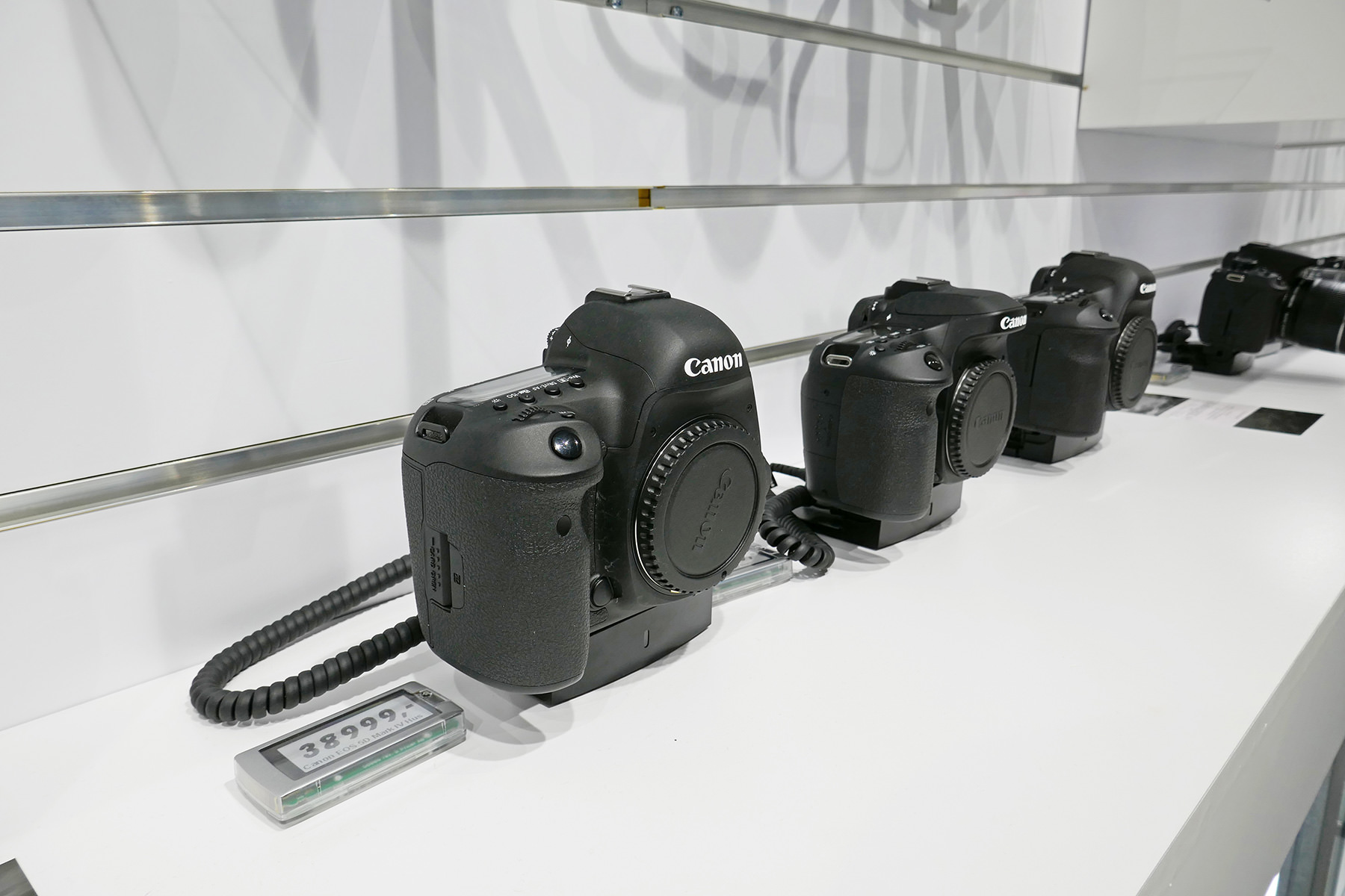 Flere Canon speilreflekskameraer på utstilling i butikkhylle