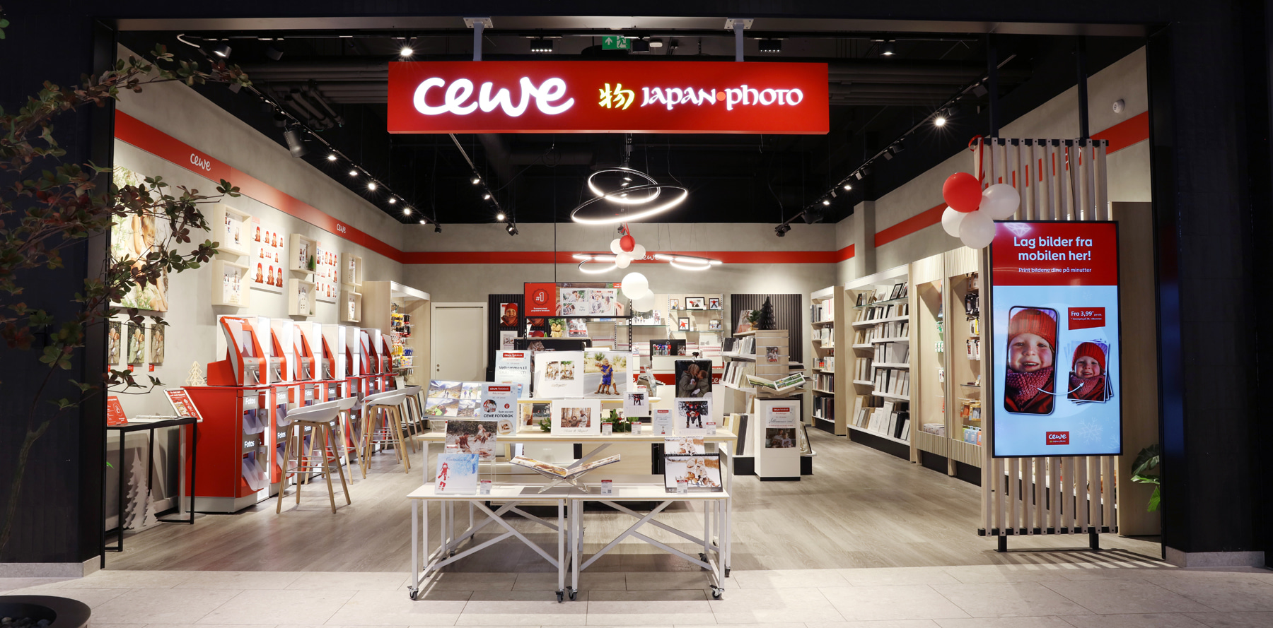 CEWE Japan Photo butikk med lyse og moderne interiører, fotostasjoner og utstilte fotoprodukter CEWE Japan Photo butikk med lyse og moderne interiører, fotostasjoner og utstilte fotoprodukter