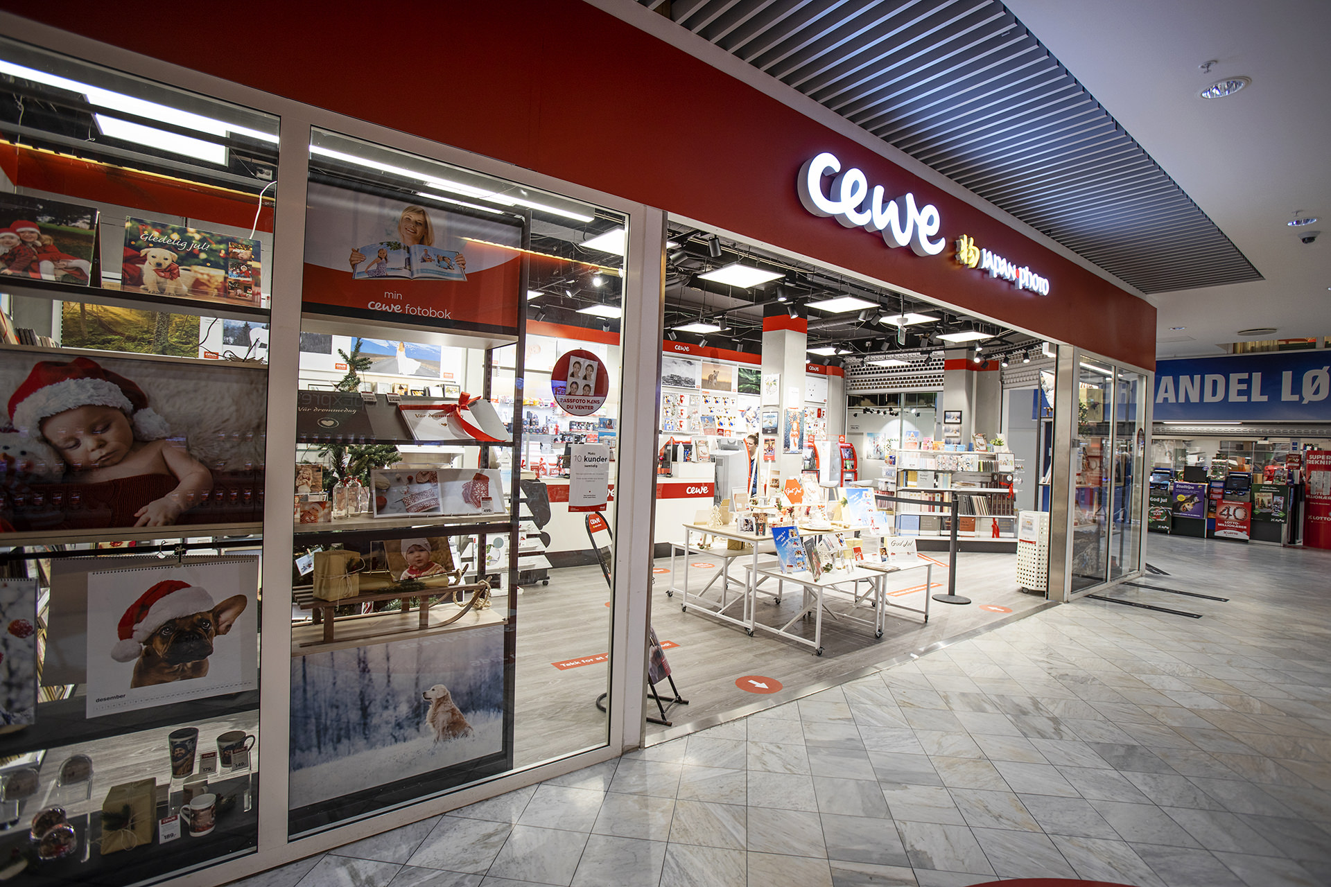 Butikkfasade av CEWE Japan Photo med dekorasjoner for julegaveidéer, fotobøker og kalendere vises i vindusutstillingen Butikkfasade av CEWE Japan Photo med dekorasjoner for julegaveidéer, fotobøker og kalendere vises i vindusutstillingen