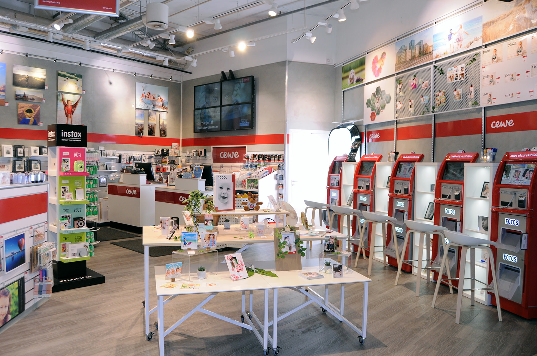 Lyst og moderne butikkrom med selvbetjeningsstasjoner, utstilte fotoprodukter og hyller med kreative tilbud. Lyst og moderne butikkrom med selvbetjeningsstasjoner, utstilte fotoprodukter og hyller med kreative tilbud.