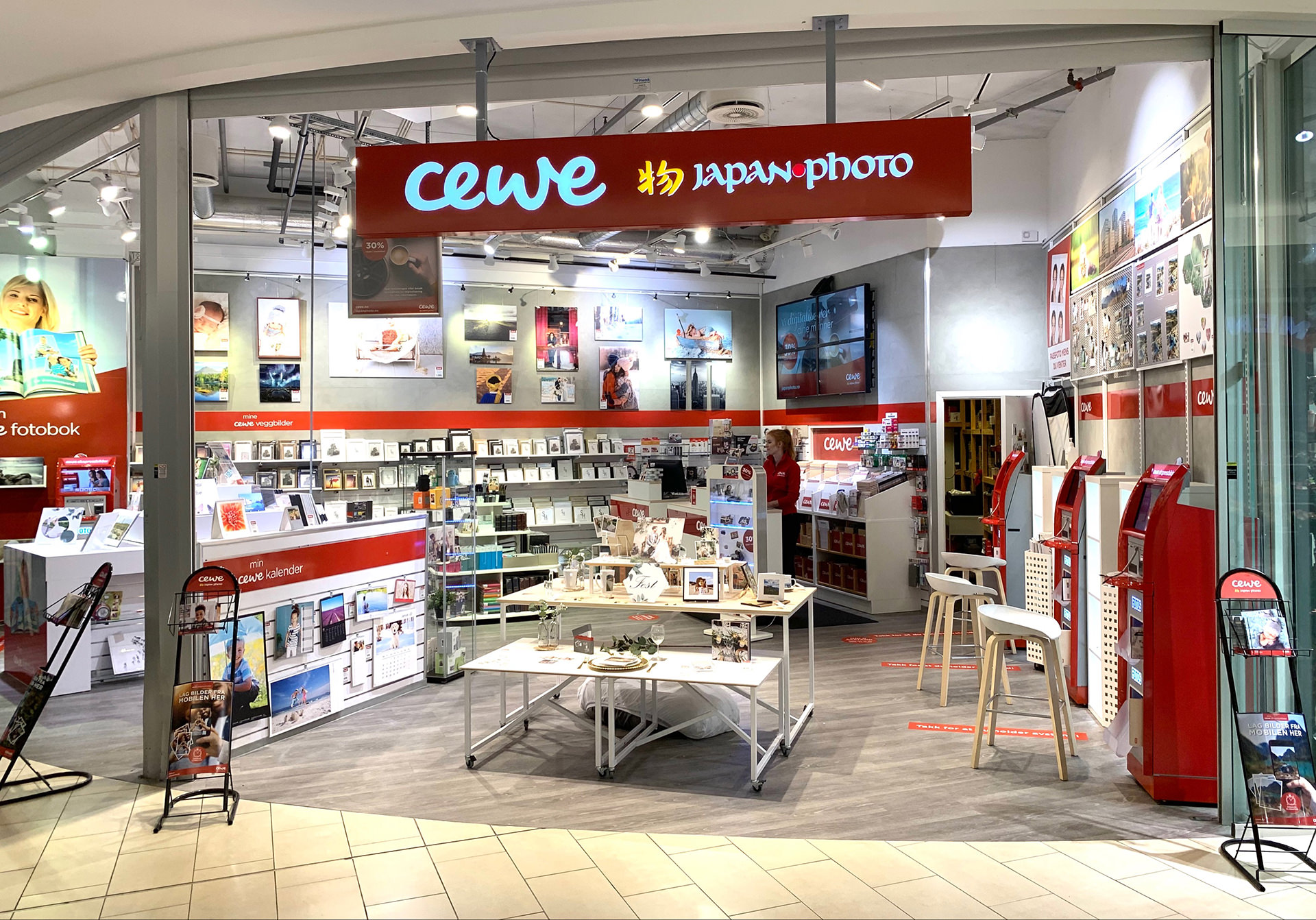 CEWE Japan Photo-butik med lyse utstillinger, fotoprodukter og selvbetjente fotokiosker CEWE Japan Photo-butik med lyse utstillinger, fotoprodukter og selvbetjente fotokiosker