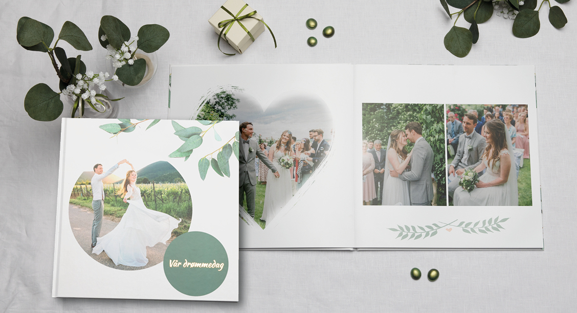 Bryllupsfotobok med grønne dekorative elementer, viser brudepar i romantiske øyeblikk og minner fra den store dagen
