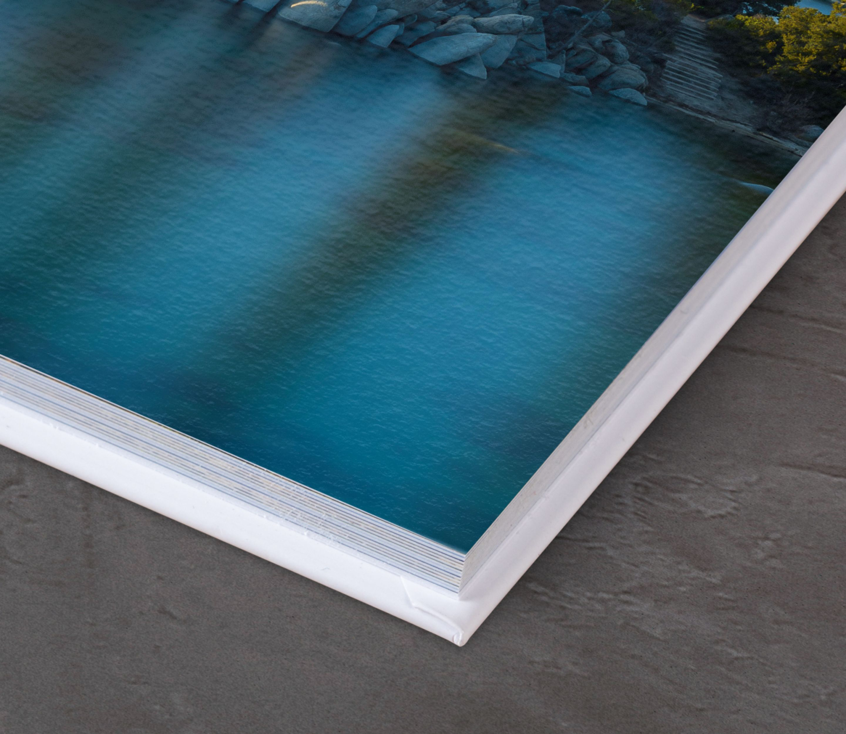 Nærbilde av kanten på et fotobilde med en skinnende overflate og klare blå toner