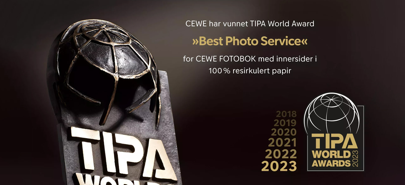 Et nærbilde av TIPA-prisen med teksten «Best Photo Service» og CEWE FOTOBOK i bakgrunnen