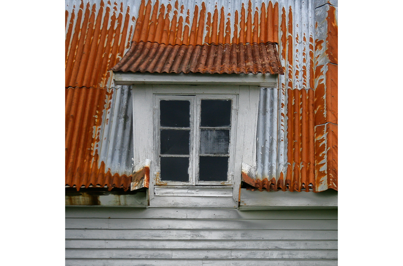 Rustent bølgeblikktak med vindu og slitt hvitmalt ramme Rustent bølgeblikktak med vindu og slitt hvitmalt ramme