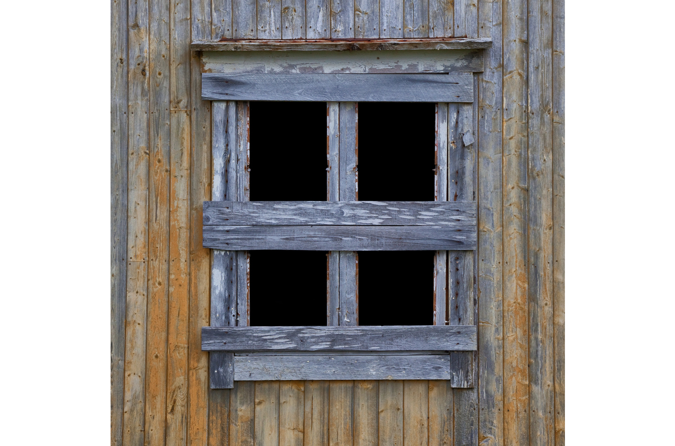 Gammelt trevindu med slitte grå planker og svart bakgrunn Gammelt trevindu med slitte grå planker og svart bakgrunn