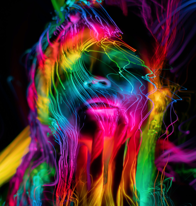 Fargerike lysstriper i rødt, gult, grønt, blått og lilla som danser mot en svart bakgrunn