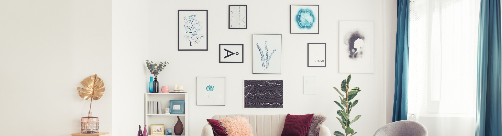 Lyst og koselig stue med beige sofa, fargerike puter, grønt stueplante, blå gardiner og kunstveggen