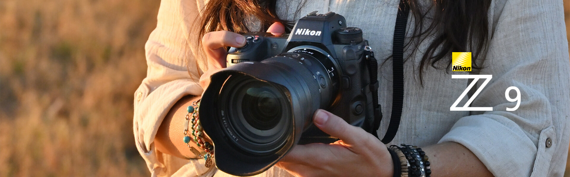 En kvinne holder et Nikon Z9-kamera i naturlig lys