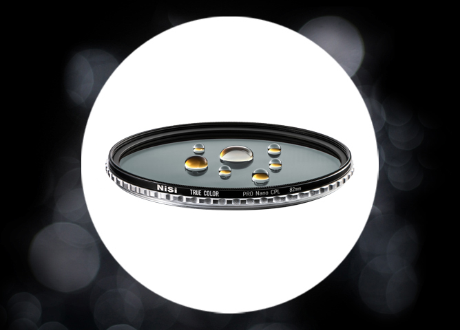 NiSi True Color Pro Nano CPL-filter med vannperler på overflaten og bakgrunn i uskarpt lysmønster