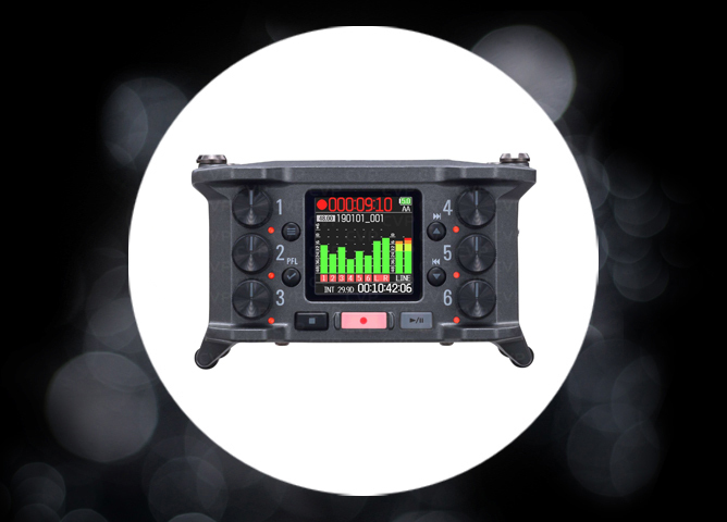 En lydopptaker med seks store knotter, en fargeskjerm som viser lydnivåer og flere funksjonsknapper