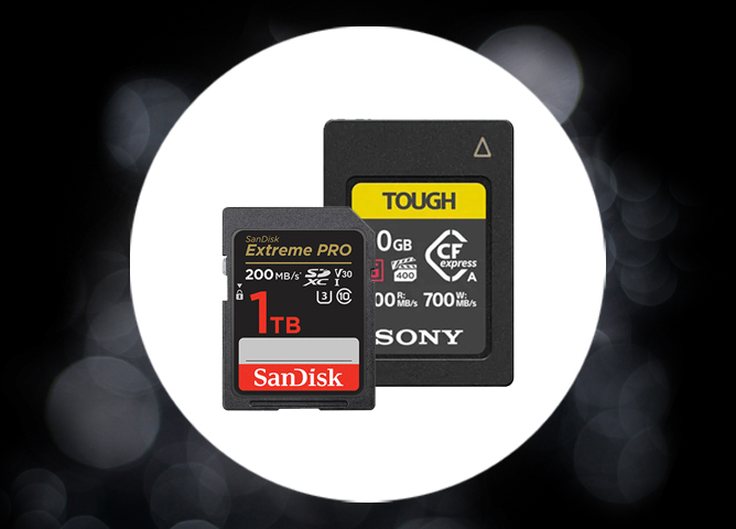 SanDisk Extreme PRO SD-kort på 1 TB og Sony Tough CFexpress Type B minnekort mot en lys sirkel i bakgrunnen
