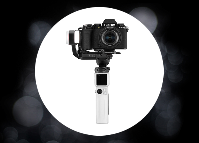 Kamera montert på hvit håndholdt stabilisator med sirkulær bakgrunn i lysende gradient