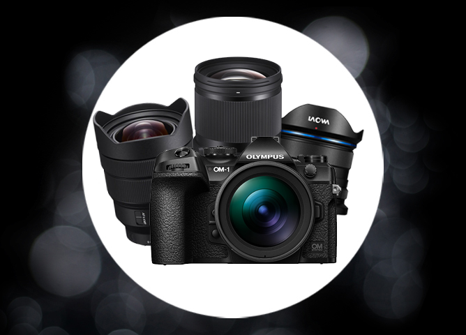Olympus OM-1 kamera med tre objektiver mot en lys sirkel