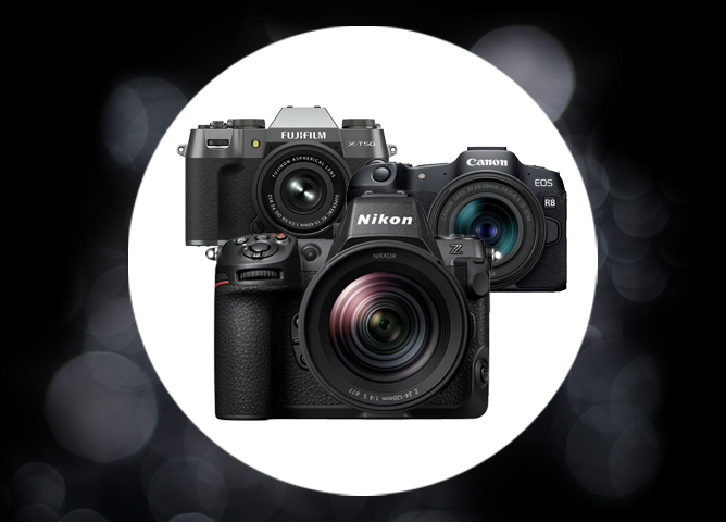 Tre kameraer foran en lys bakgrunn, fra venstre Fujifilm X-T5, Nikon Z8 og Canon EOS R8