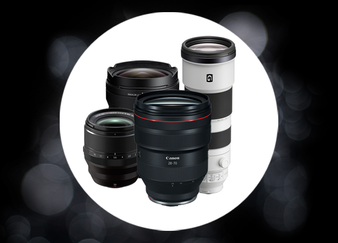 Fire kameraobjektiver med ulike størrelser og merker, plassert foran en lys sirkel med mørk bokeh-bakgrunn