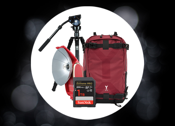 Rødt fotostativ, stor rød kamerasekk, hvit reflektor og 1 TB minnekort