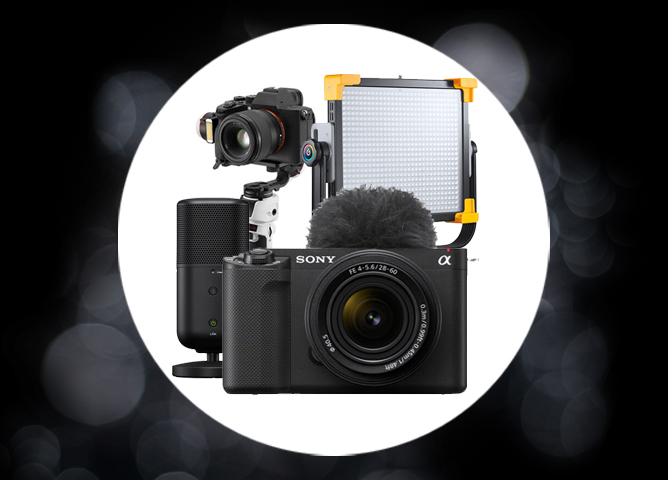 Sony speilreflekskamera med mikrofon, lysrute og objektiv på sort bakgrunn
