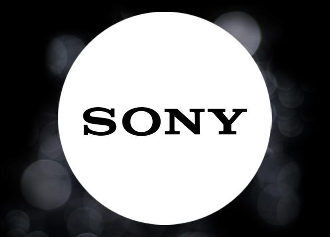 Sony-logo i svart tekst på en hvit sirkel med en mørk bakgrunn og uskarpt lysmønster