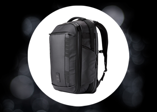 Svart reise- og fotoryggsekk med polstrede stropper, flere lommer og slitesterkt design