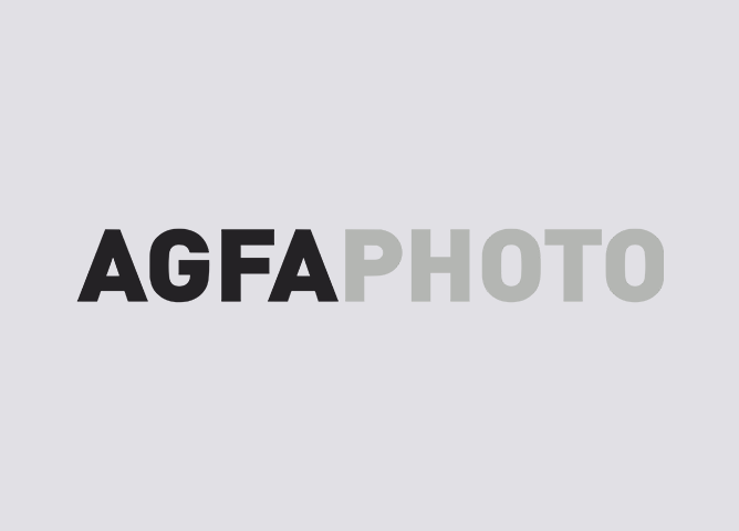 AgfaPhoto-logo med svart og grå tekst på lys grå bakgrunn