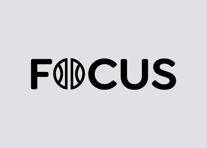 Sort logo på grå bakgrunn med teksten "FOCUS" der bokstaven "O" er designet som en kameralinse