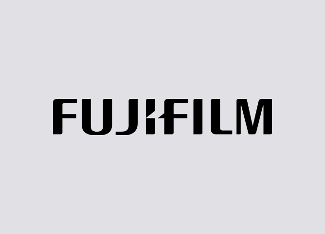 Svart FUJIFILM-logo på lys grå bakgrunn