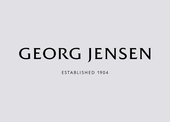 Logo med teksten «Georg Jensen» og undertittelen «Established 1904» i svart på lys grå bakgrunn