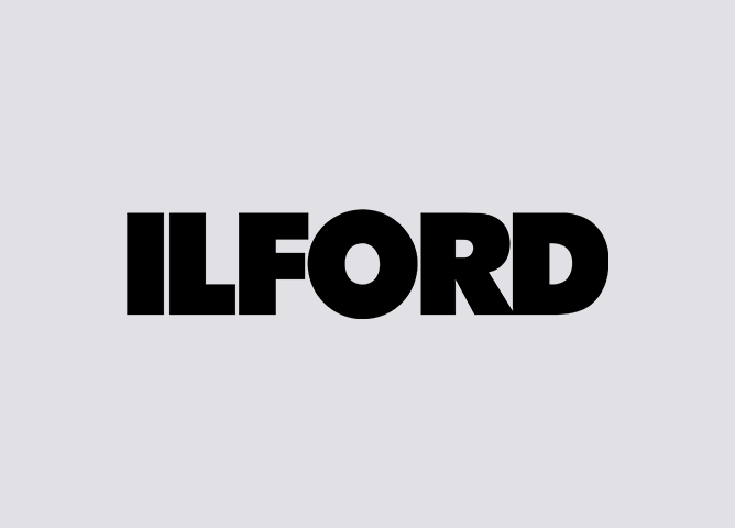 Sort ILFORD-logo med store bokstaver på lys grå bakgrunn