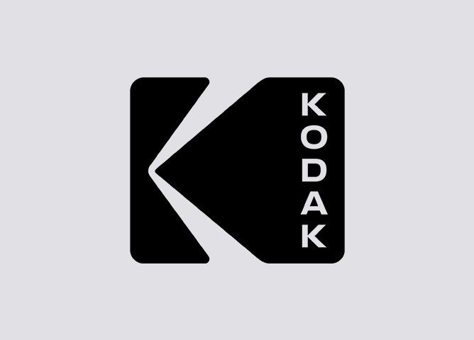 Kodak-logo med svart bokstav "K" og hvit tekst på grå bakgrunn