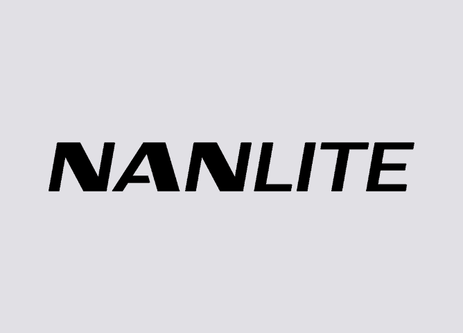Sort logo på grå bakgrunn med teksten "NANLITE" i fete, store bokstaver