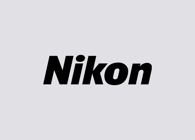 Svart Nikon-logo på lys grå bakgrunn