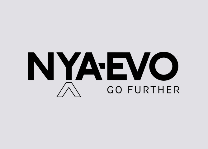 Sort logo for NYA-EVO med teksten "GO FURTHER" i svart på lys grå bakgrunn