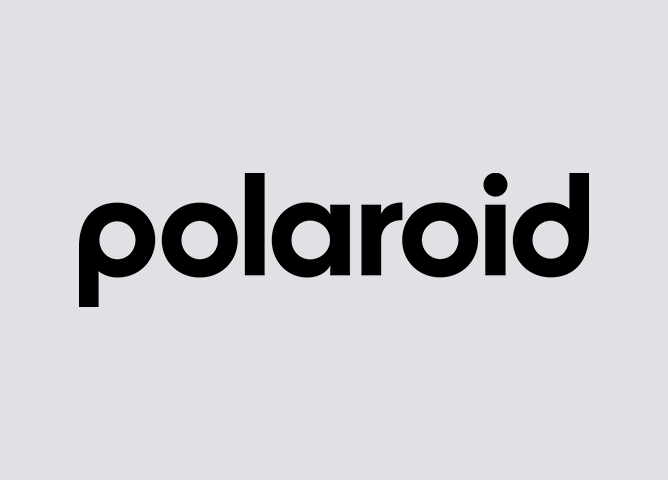 Polaroid-logo med sort tekst på lys grå bakgrunn