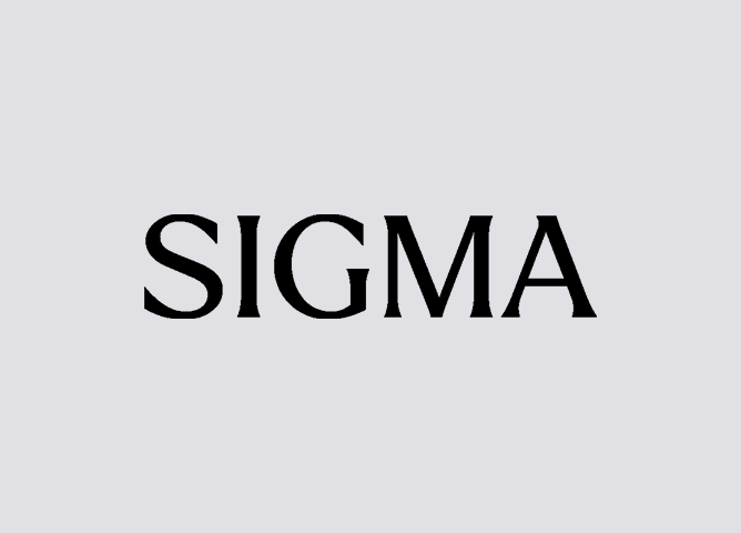 SIGMA-logo i svart tekst med serif-skrift på lys grå bakgrunn
