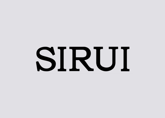SIRUI-logo med svart tekst på grå bakgrunn