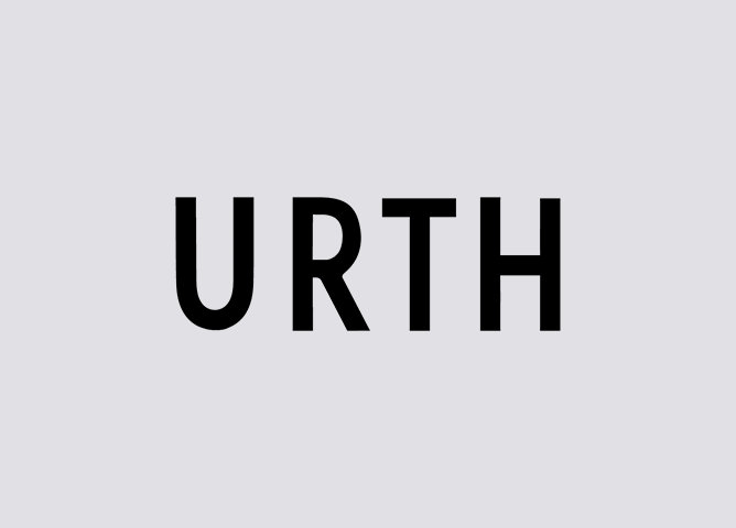 Logo med sort tekst "URTH" på lys grå bakgrunn