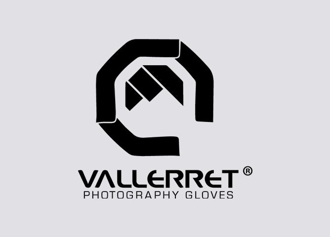 Vallerrets sorte logo med en geometrisk form som ligner på et fjell inni en sekskant, tekst under