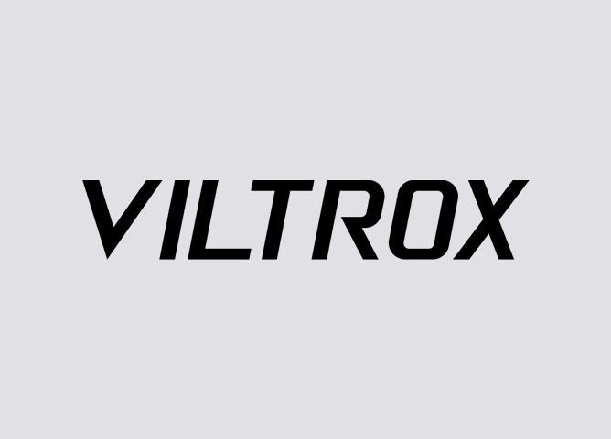 Logo med teksten "VILTROX" i svart, med en moderne og ren typografi på lys grå bakgrunn