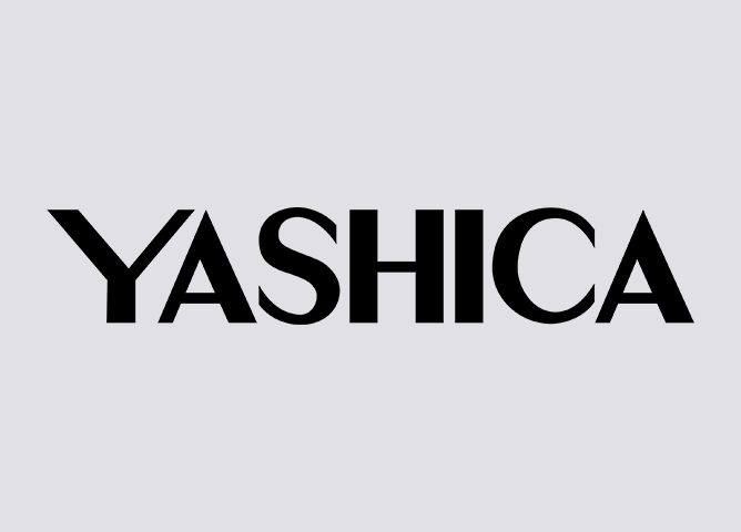 Yashica-logo med svart tekst på lys grå bakgrunn