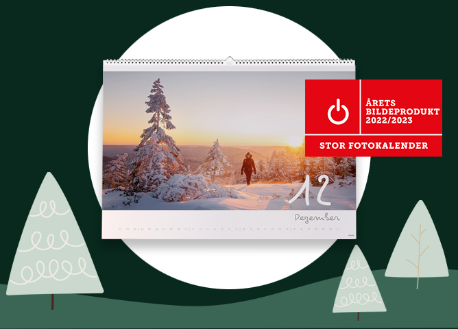 En person går i et snødekket landskap med solnedgang i bakgrunnen, omgitt av vinterkledde trær En person går i et snødekket landskap med solnedgang i bakgrunnen, omgitt av vinterkledde trær