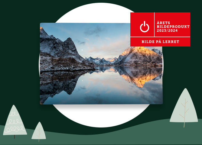 Fjordlandskap med snødekte fjell som speiler seg i stille vann under en blå og oransje himmel Fjordlandskap med snødekte fjell som speiler seg i stille vann under en blå og oransje himmel