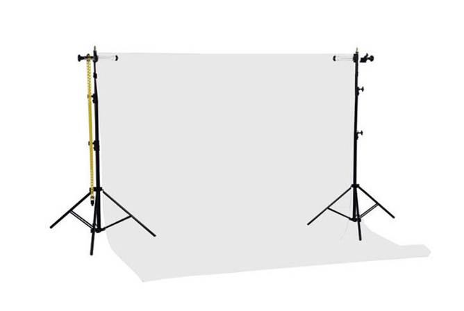 Et fotosystem for bakgrunner med hvitt stoff spent mellom to svarte stativer