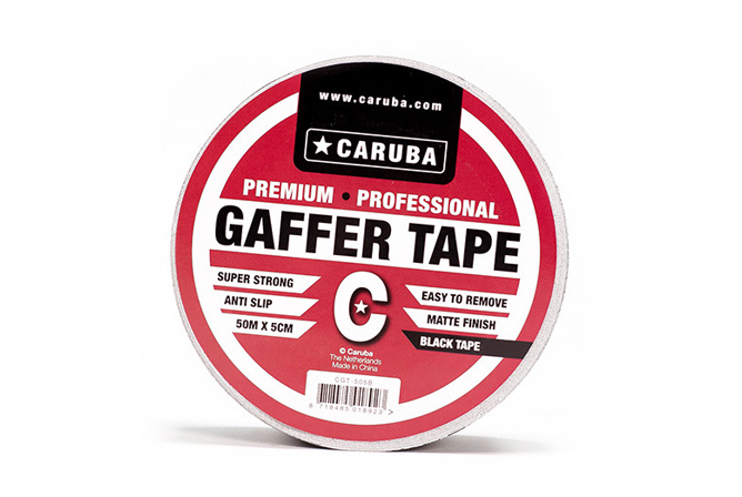 Rød rull med Caruba Gaffer Tape, svart teip, 50 m x 5 cm, med tekst som fremhever egenskaper som "super sterk" og "anti skli"